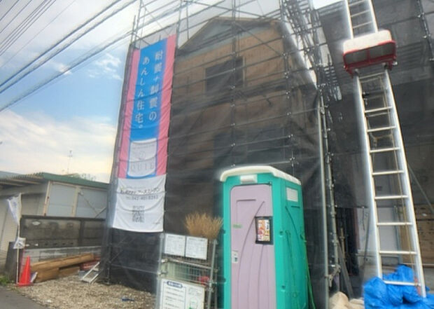 【庭_2】庭のある家に住むことのメリットとして、子どもたちの遊び場を確保できること、ガーデニングや家庭菜園を楽しめること、明るさを確保できることがあります。また、配置を工夫することでプライバシーが確保できます。