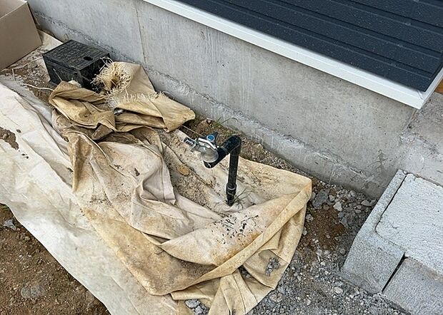 【外水栓】外水栓は、庭の水やりや洗車など、様々な用途に使える便利な設備です。ホースがしっかりと接続できるもの、水圧が安定しているものなど、使い勝手の良いものを選びましょう。また、凍結防止機能が付いているものなら、冬場でも安心して使用できます。