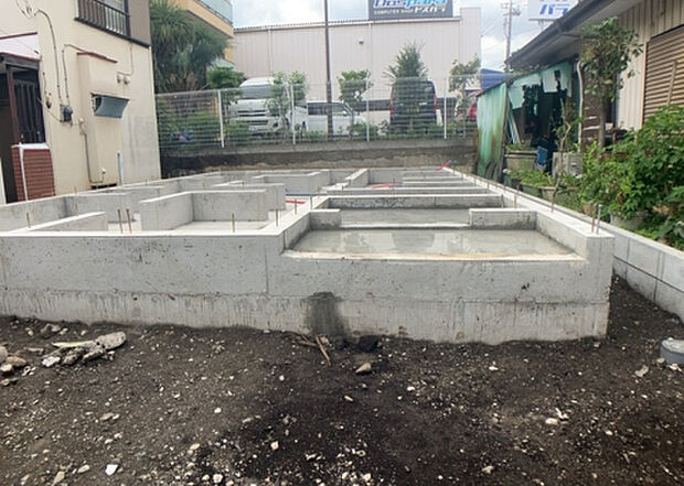 【玄関_2】玄関は、狭すぎると複数人で使いにくく、広すぎても無駄な空間になりがちです。最低2畳を目安にして、家の広さとの兼ね合いや家族の人数を考慮して決めるとよいでしょう。現地を見学して快適な玄関を選びましょう！