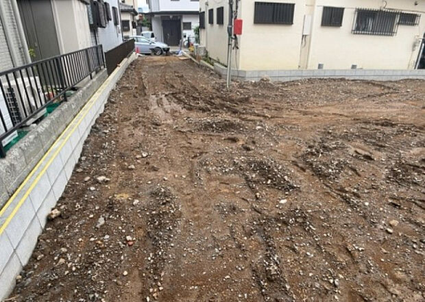 【駐車場】駐車場と明記されていても、最小スペースでつくられた駐車場だと大型車は駐車できなかったり、出入りしにくくなったりする可能性があります。お車のサイズと購入したい物件の駐車場のサイズを現地で確認しましょう。
