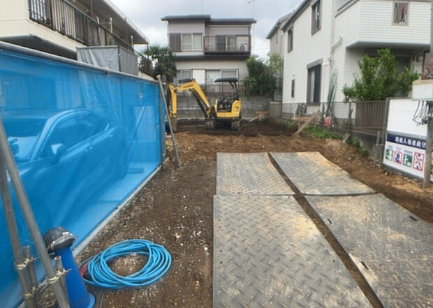 【前面道路含む現地写真_2】お持ちの車種によっては前面道路が広い方が便利でしょう。しかし、前面道路が広ければその分交通量が多くなるため、騒音などが気になる場合があります。実際に現地を見学し、周辺交通量や騒音などを確認しましょう！