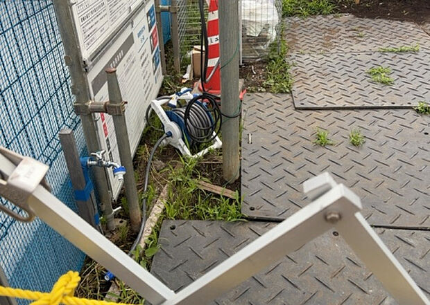 【その他設備】敷地内には、散水栓や立水栓があります。水道水を直接利用できるため、水を運ぶ手間を省くことが出来ます。大量の水を必要とする洗車作業や清掃などに役立ちます。その他設備とあわせて、現地でご確認ください。