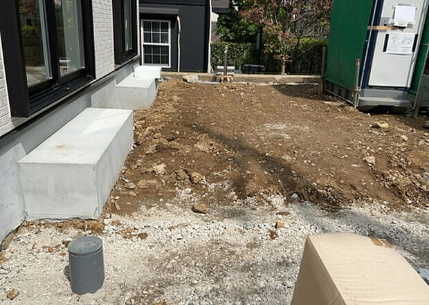 【庭】庭があることでガーデニングや家庭菜園はもちろん、こどもの遊び場やペットを放して遊ぶことができます。また、家の周囲に余裕があるということです。隣地との間があれば、十分な日当たりと、風通しが確保できます。