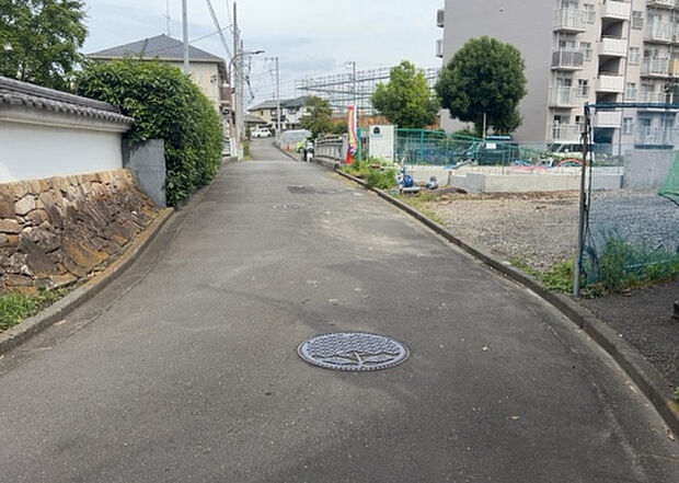 【前面道路含む現地写真_2】お持ちの車種によっては前面道路が広い方が便利でしょう。しかし、前面道路が広ければその分交通量が多くなるため、騒音などが気になる場合があります。実際に現地を見学し、周辺交通量や騒音などを確認しましょう！