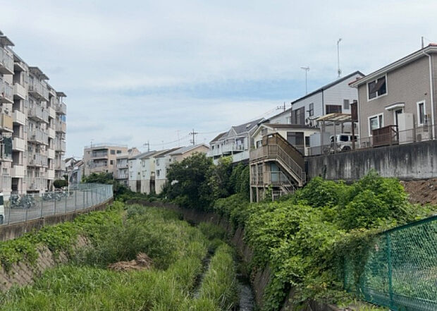 【物件からの展望】眺望を気にして物件を探す場合、前面に建物が建っていないか現地で確認しましょう！前面に建物があると景色はもちろん、日当たりや風通しにも影響が出てきます。住んだ時のことを想像しながら現地見学をしましょう。