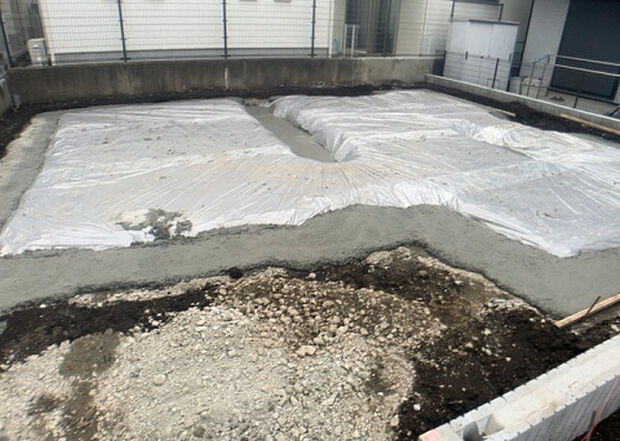 【構造・工法・仕様_2】ベタ基礎とは、柱の位置に関係なく全体に基礎がある事を指し、面積が大きい分建物の重さを全体に分散できます。また、地面からの湿気や害虫を遮断でき、木造住宅で心配されるシロアリ被害を防ぐ効果も期待できます。