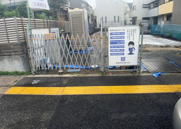 【前面道路含む現地写真_2】前面道路の幅員や歩道の有無、近隣の建物との距離感などは、実際の生活の利便性や安全性に大きく影響します。複数のアングルから前面道路の状況を確認することで、より具体的に生活イメージを描けます。
