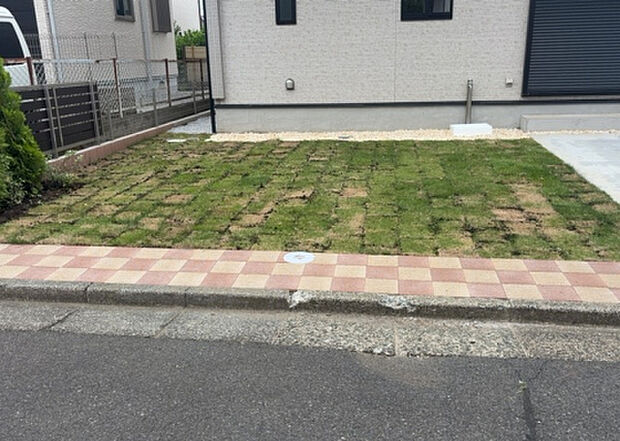 【庭】庭があることでガーデニングや家庭菜園はもちろん、こどもの遊び場やペットを放して遊ぶことができます。また、家の周囲に余裕があるということです。隣地との間があれば、十分な日当たりと、風通しが確保できます。