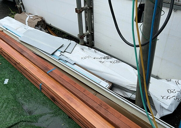 【その他設備】敷地内には、散水栓や立水栓があります。水道水を直接利用できるため、水を運ぶ手間を省くことが出来ます。大量の水を必要とする洗車作業や清掃などに役立ちます。その他設備とあわせて、現地でご確認ください。