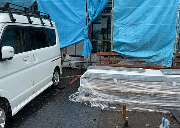 【構造・工法・仕様_2】ベタ基礎とは、柱の位置に関係なく全体に基礎がある事を指し、面積が大きい分建物の重さを全体に分散できます。また、地面からの湿気や害虫を遮断でき、木造住宅で心配されるシロアリ被害を防ぐ効果も期待できます。