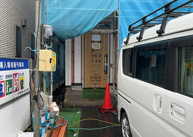 【玄関】玄関は家の顔でもあり、家族以外の目にも止まる場所です。玄関は外との間を仕切る扉、靴などをしまっておく収納スペース、靴脱ぎのたたきスペース、来客とのやり取りをするドアホンなど複数のアイテムからなります。