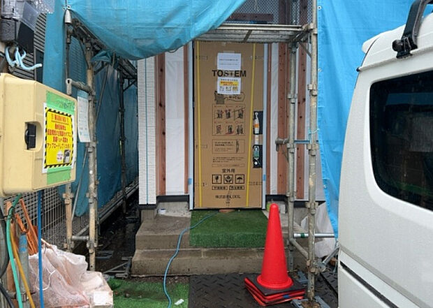 【玄関_2】玄関は、狭すぎると複数人で使いにくく、広すぎても無駄な空間になりがちです。最低2畳を目安にして、家の広さとの兼ね合いや家族の人数を考慮して決めるとよいでしょう。現地を見学して快適な玄関を選びましょう！