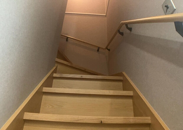 【内装】建物の上下階の通路である階段は、その位置によって動線や室内の印象が大きく左右されます。手摺にも重要な役割があり、転倒の防止・歩行や動作を円滑にして日常生活を支えることを主な目的として設置されています。
