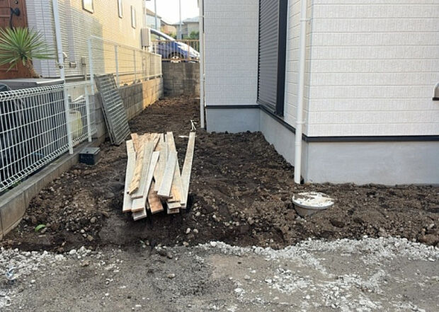 【庭】庭があることでガーデニングや家庭菜園はもちろん、こどもの遊び場やペットを放して遊ぶことができます。また、家の周囲に余裕があるということです。隣地との間があれば、十分な日当たりと、風通しが確保できます。