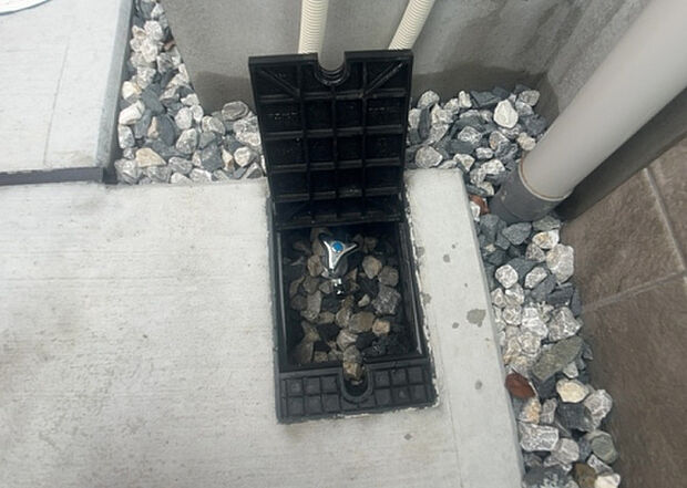 【その他設備】敷地内には、散水栓や立水栓があります。水道水を直接利用できるため、水を運ぶ手間を省くことが出来ます。大量の水を必要とする洗車作業や清掃などに役立ちます。その他設備とあわせて、現地でご確認ください。