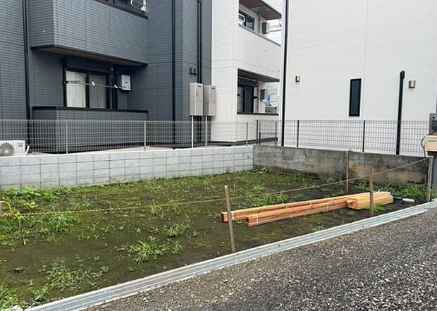 【玄関_2】玄関は、狭すぎると複数人で使いにくく、広すぎても無駄な空間になりがちです。最低2畳を目安にして、家の広さとの兼ね合いや家族の人数を考慮して決めるとよいでしょう。現地を見学して快適な玄関を選びましょう！