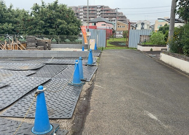 【前面道路含む現地写真_2】前面道路の幅員や歩道の有無、近隣の建物との距離感などは、実際の生活の利便性や安全性に大きく影響します。複数のアングルから前面道路の状況を確認することで、より具体的に生活イメージを描けます。