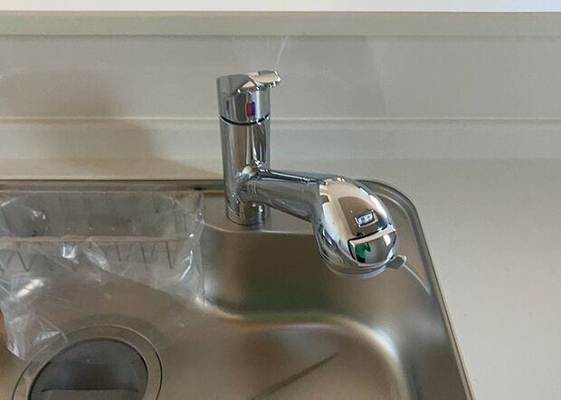 【キッチン水栓】キッチン水栓は、毎日必ず使うものだからこそ、使いやすさが重要です。シャワーヘッドの切り替えがスムーズか、吐水量が調節できるか、水しぶきが飛び散りにくい構造か、浄水機能が付いているかなど、日々の家事を快適にするための機能が数多くあります。また、デザインも多種多様なので、キッチン全体の雰囲気に合わせたものを選ぶことができます。