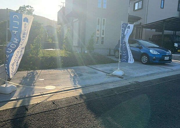 【駐車場】駐車場と明記されていても、最小スペースでつくられた駐車場だと大型車は駐車できなかったり、出入りしにくくなったりする可能性があります。お車のサイズと購入したい物件の駐車場のサイズを現地で確認しましょう。