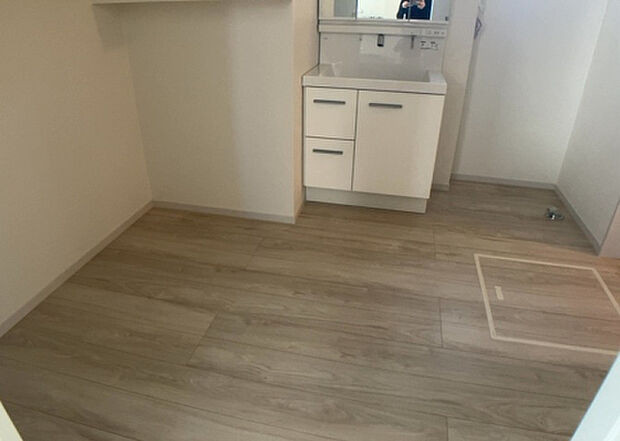 【脱衣場】多くの戸建て住宅で見かける洗面脱衣所は、洗面台と洗濯機が2畳ほどのスペースに並べられていて、洗面所が脱衣所を兼ね備えている間取りが一般的です。お客様が利用することもある、パブリックな空間でもあります。