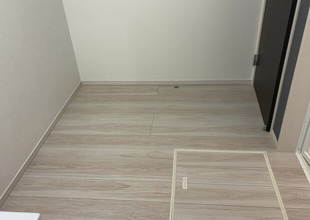 【脱衣場】多くの戸建て住宅で見かける洗面脱衣所は、洗面台と洗濯機が2畳ほどのスペースに並べられていて、洗面所が脱衣所を兼ね備えている間取りが一般的です。お客様が利用することもある、パブリックな空間でもあります。