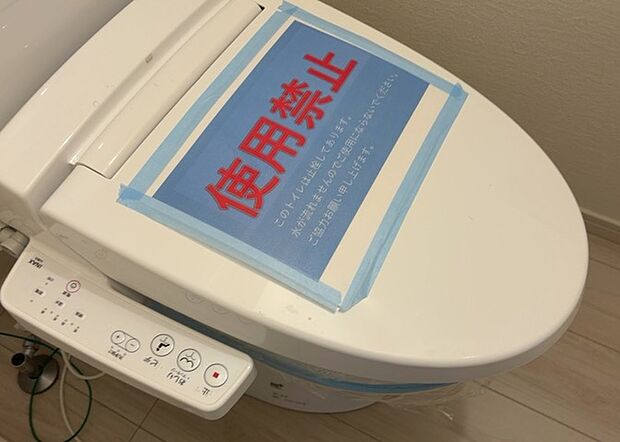【ウォシュレット(リモコン)】ウォシュレットは、衛生面だけでなく、快適性も向上させる便利な設備です。洗浄機能の種類や水温調節機能など、様々な機能が付いたものが多くあります。リモコンも、操作が簡単で、使いやすいものを選びましょう。