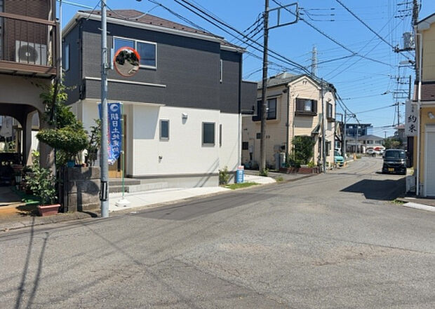 【前面道路含む現地写真_2】お持ちの車種によっては前面道路が広い方が便利でしょう。しかし、前面道路が広ければその分交通量が多くなるため、騒音などが気になる場合があります。実際に現地を見学し、周辺交通量や騒音などを確認しましょう!