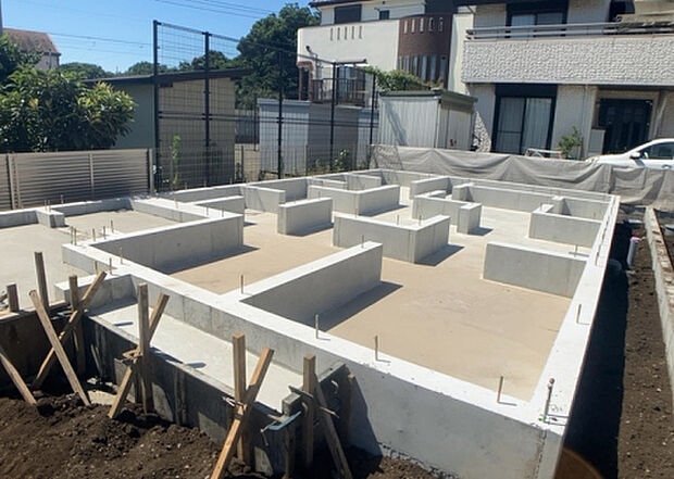 【外観_2】外観は建物の第一印象を決める重要な要素です。複数の方向から見ることで、建物の存在感や周辺との調和、デザインの良さなどがより明確に分かります。お気に入りの建物を見つけてみてください。