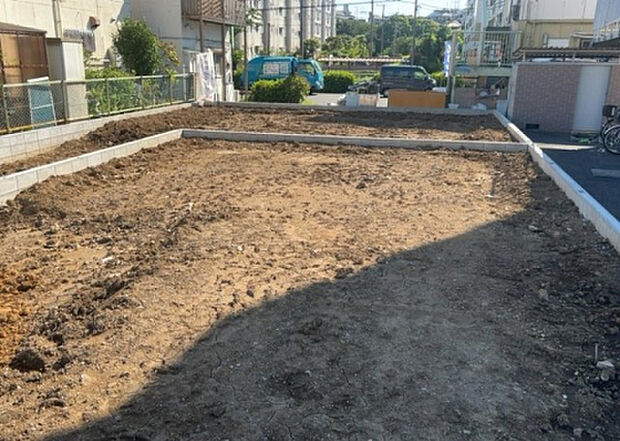 【玄関】玄関は家の顔でもあり、家族以外の目にも止まる場所です。玄関は外との間を仕切る扉、靴などをしまっておく収納スペース、靴脱ぎのたたきスペース、来客とのやり取りをするドアホンなど複数のアイテムからなります。