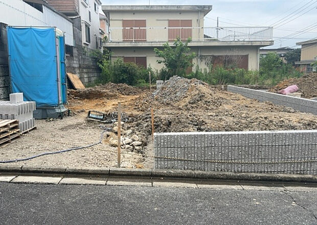 【構造・工法・仕様_2】ベタ基礎とは、柱の位置に関係なく全体に基礎がある事を指し、面積が大きい分建物の重さを全体に分散できます。また、地面からの湿気や害虫を遮断でき、木造住宅で心配されるシロアリ被害を防ぐ効果も期待できます。
