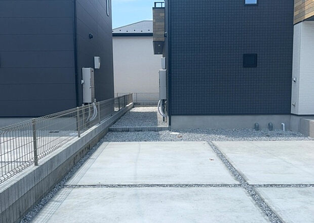 【庭】庭があることでガーデニングや家庭菜園はもちろん、こどもの遊び場やペットを放して遊ぶことができます。また、家の周囲に余裕があるということです。隣地との間があれば、十分な日当たりと、風通しが確保できます。