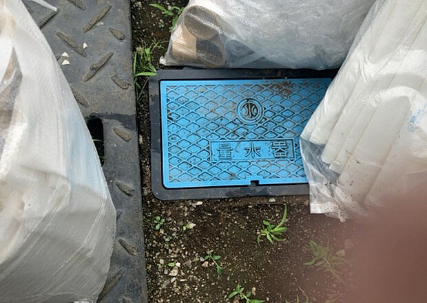 【その他設備】敷地内には、散水栓や立水栓があります。水道水を直接利用できるため、水を運ぶ手間を省くことが出来ます。大量の水を必要とする洗車作業や清掃などに役立ちます。その他設備とあわせて、現地でご確認ください。