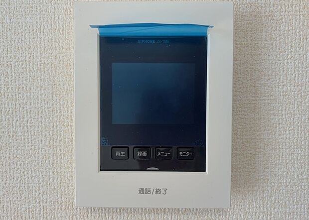 【TVモニター付きインターホン】TVモニター付きインターホンは、来訪者の顔を確認できるだけでなく、音声でやり取りすることもできるため、セキュリティ面で安心できる設備です。モニター画面が大きく見やすいもの、夜間でも来訪者をしっかりと確認できるものなど、機能性を重視したいところです。