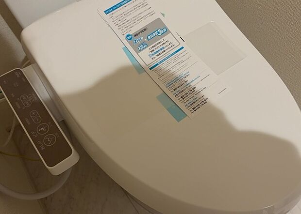 【ウォシュレット(リモコン)】ウォシュレットは、衛生面だけでなく、快適性も向上させる便利な設備です。洗浄機能の種類や水温調節機能など、様々な機能が付いたものが多くあります。リモコンも、操作が簡単で、使いやすいものを選びましょう。