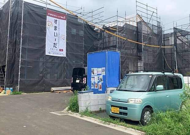 【前面道路含む現地写真_2】前面道路の幅員や歩道の有無、近隣の建物との距離感などは、実際の生活の利便性や安全性に大きく影響します。複数のアングルから前面道路の状況を確認することで、より具体的に生活イメージを描けます。