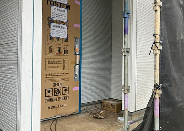 【玄関_2】玄関は、狭すぎると複数人で使いにくく、広すぎても無駄な空間になりがちです。最低2畳を目安にして、家の広さとの兼ね合いや家族の人数を考慮して決めるとよいでしょう。現地を見学して快適な玄関を選びましょう!