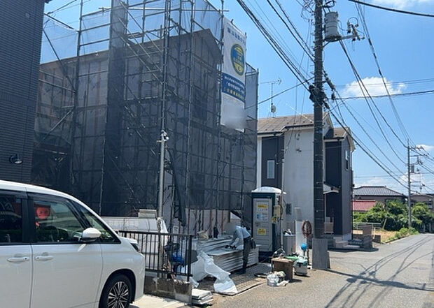 【前面道路含む現地写真_2】お持ちの車種によっては前面道路が広い方が便利でしょう。しかし、前面道路が広ければその分交通量が多くなるため、騒音などが気になる場合があります。実際に現地を見学し、周辺交通量や騒音などを確認しましょう!