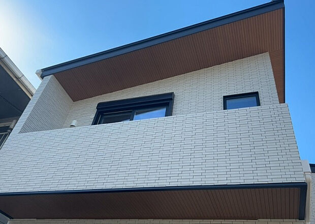 【内装】建物の上下階の通路である階段は、その位置によって動線や室内の印象が大きく左右されます。手摺にも重要な役割があり、転倒の防止・歩行や動作を円滑にして日常生活を支えることを主な目的として設置されています。