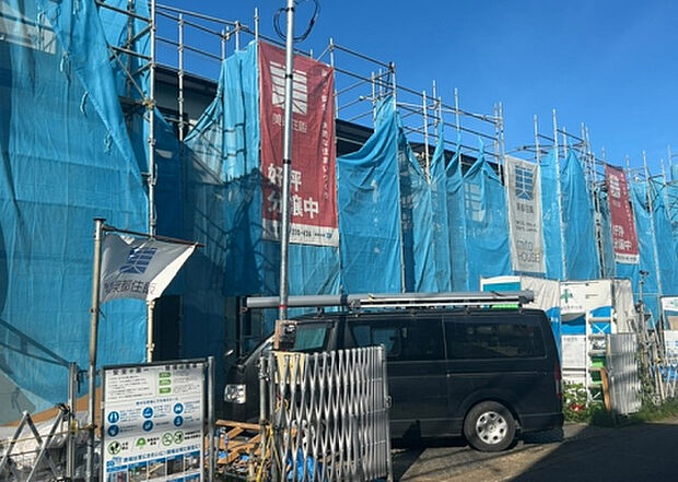 【前面道路含む現地写真_2】前面道路の幅員や歩道の有無、近隣の建物との距離感などは、実際の生活の利便性や安全性に大きく影響します。複数のアングルから前面道路の状況を確認することで、より具体的に生活イメージを描けます。