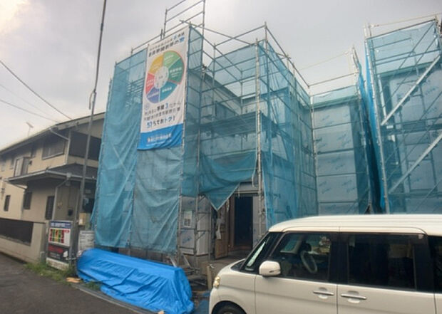 【前面道路含む現地写真_2】前面道路の幅員や歩道の有無、近隣の建物との距離感などは、実際の生活の利便性や安全性に大きく影響します。複数のアングルから前面道路の状況を確認することで、より具体的に生活イメージを描けます。
