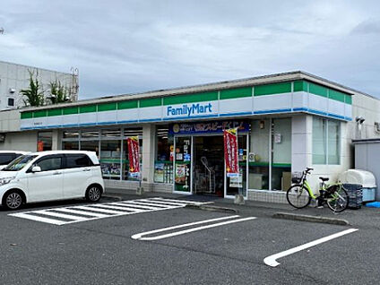ファミリーマート　秀栄高専通り店 715m(徒歩9分)