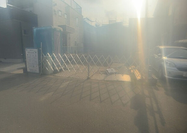 【前面道路含む現地写真_2】お持ちの車種によっては前面道路が広い方が便利でしょう。しかし、前面道路が広ければその分交通量が多くなるため、騒音などが気になる場合があります。実際に現地を見学し、周辺交通量や騒音などを確認しましょう!