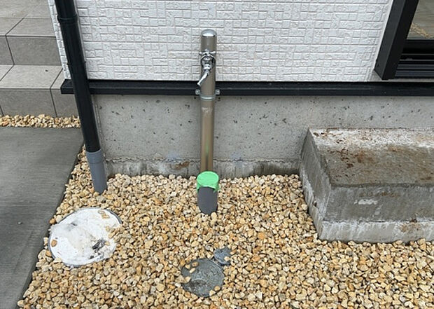【その他設備】敷地内には、散水栓や立水栓があります。水道水を直接利用できるため、水を運ぶ手間を省くことが出来ます。大量の水を必要とする洗車作業や清掃などに役立ちます。その他設備とあわせて、現地でご確認ください。