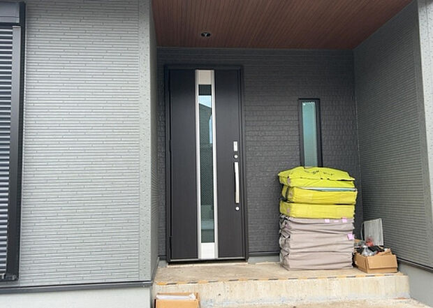【玄関】玄関は家の顔でもあり、家族以外の目にも止まる場所です。玄関は外との間を仕切る扉、靴などをしまっておく収納スペース、靴脱ぎのたたきスペース、来客とのやり取りをするドアホンなど複数のアイテムからなります。
