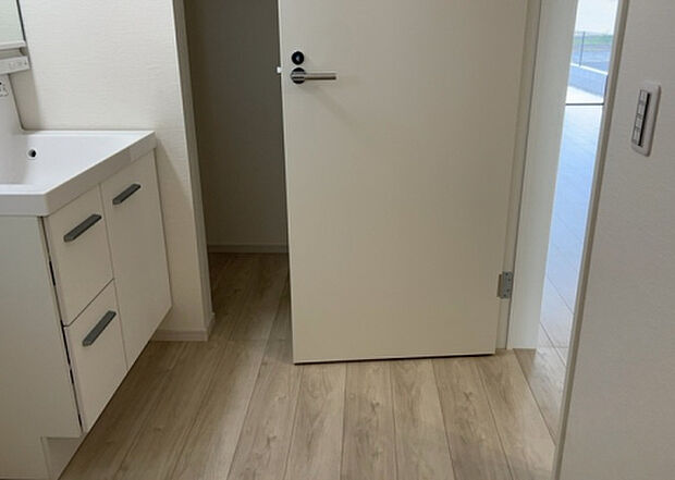 【脱衣場】多くの戸建て住宅で見かける洗面脱衣所は、洗面台と洗濯機が2畳ほどのスペースに並べられていて、洗面所が脱衣所を兼ね備えている間取りが一般的です。お客様が利用することもある、パブリックな空間でもあります。