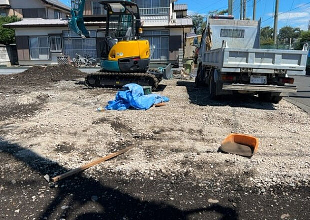 【玄関_2】玄関は、狭すぎると複数人で使いにくく、広すぎても無駄な空間になりがちです。最低2畳を目安にして、家の広さとの兼ね合いや家族の人数を考慮して決めるとよいでしょう。現地を見学して快適な玄関を選びましょう!