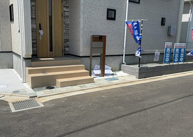 【前面道路含む現地写真_2】お持ちの車種によっては前面道路が広い方が便利でしょう。しかし、前面道路が広ければその分交通量が多くなるため、騒音などが気になる場合があります。実際に現地を見学し、周辺交通量や騒音などを確認しましょう!