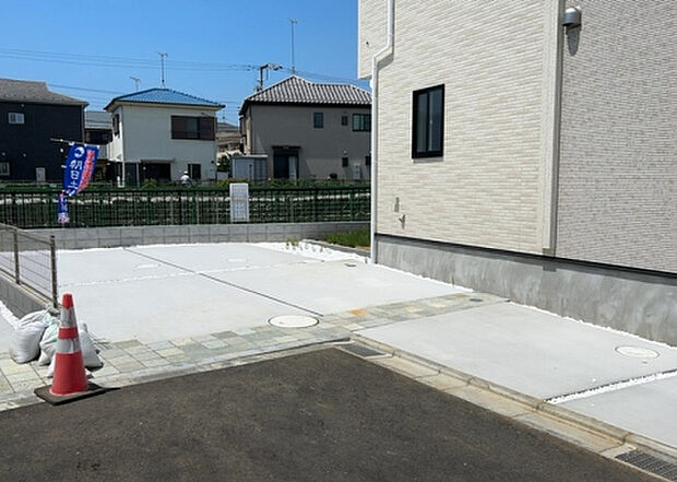 【駐車場】駐車場と明記されていても、最小スペースでつくられた駐車場だと大型車は駐車できなかったり、出入りしにくくなったりする可能性があります。お車のサイズと購入したい物件の駐車場のサイズを現地で確認しましょう。