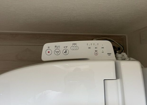 【ウォシュレット（リモコン）】ウォシュレットは、衛生面だけでなく、快適性も向上させる便利な設備です。洗浄機能の種類や水温調節機能など、様々な機能が付いたものが多くあります。リモコンも、操作が簡単で、使いやすいものを選びましょう。