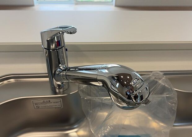 【キッチン水栓】キッチン水栓は、毎日必ず使うものだからこそ、使いやすさが重要です。シャワーヘッドの切り替えがスムーズか、吐水量が調節できるか、水しぶきが飛び散りにくい構造か、浄水機能が付いているかなど、日々の家事を快適にするための機能が数多くあります。また、デザインも多種多様なので、キッチン全体の雰囲気に合わせたものを選ぶことができます。
